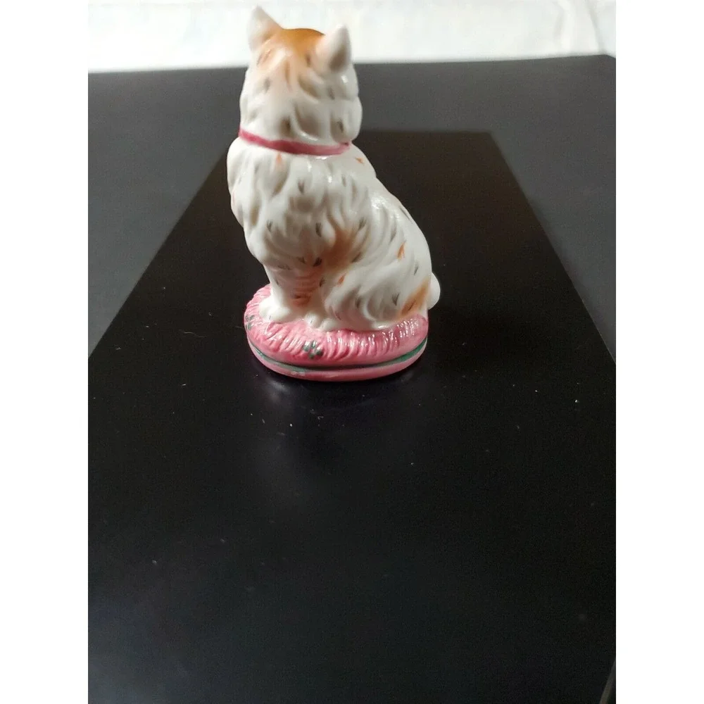 The Franklin Mint Staffordshire Cat Figurine 1986 Display Curio Cat‎ Collection